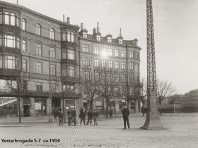Vesterbrogade 5-7  ca.1904. I baggrunden th. Reventlowsgade.jpg